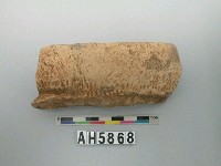 藏品(灰褐色細砂繩紋陶片)的圖片